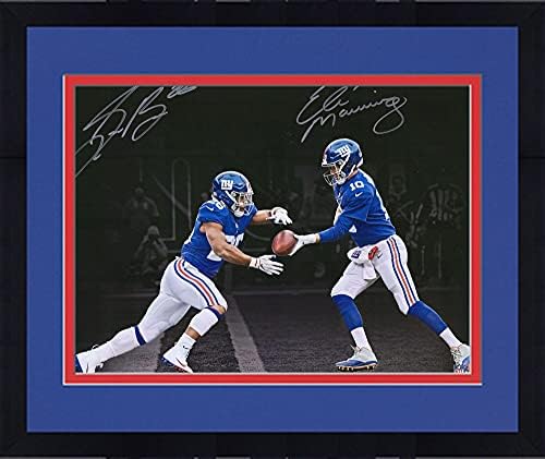 Врамени Eli Manning & Saquon Barkley Њујорк Гиганти Autographed 16 x 20 Hand-Off центарот на Вниманието Фотографија - Ограничено